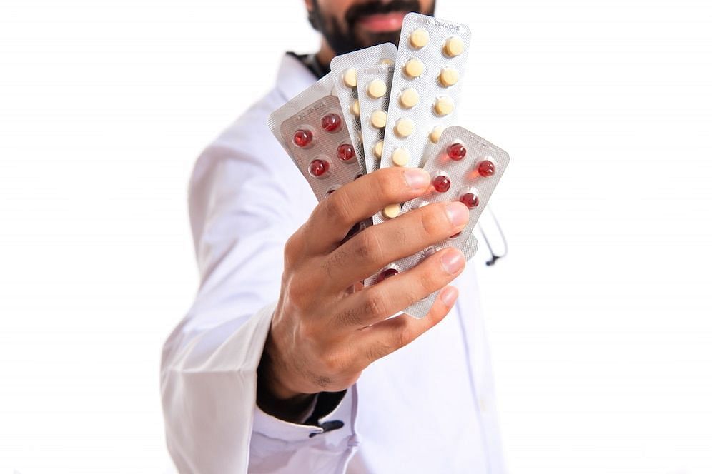 Seretonin reuptake inhibitors (Image via Freepik/Luis Molinero)